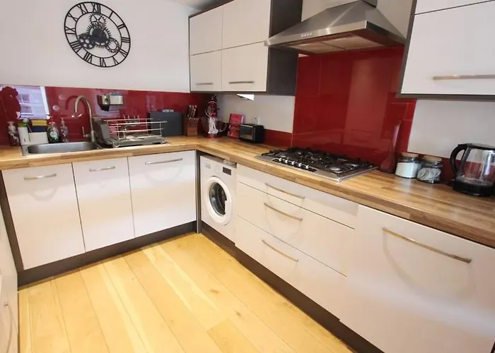 Spacious 2 Bed, 2 Bath Apartment -The Shore, Leith